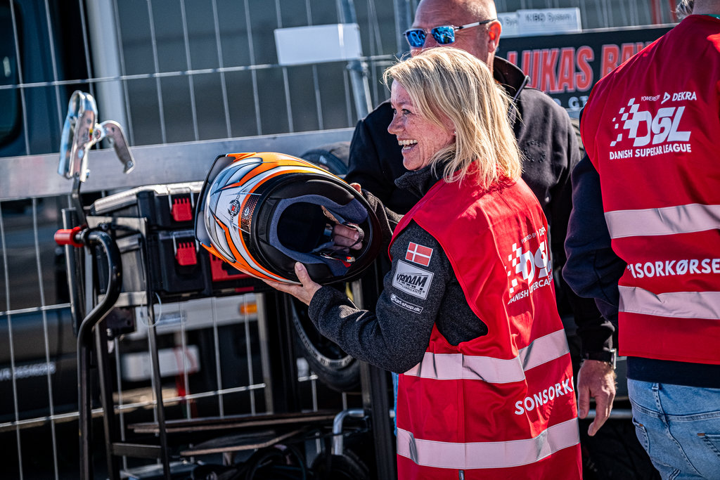 Smilet er stort efter to omgange som passager i en bil fra Selected Car Group Super GT-klassen
(Foto: Grippo)